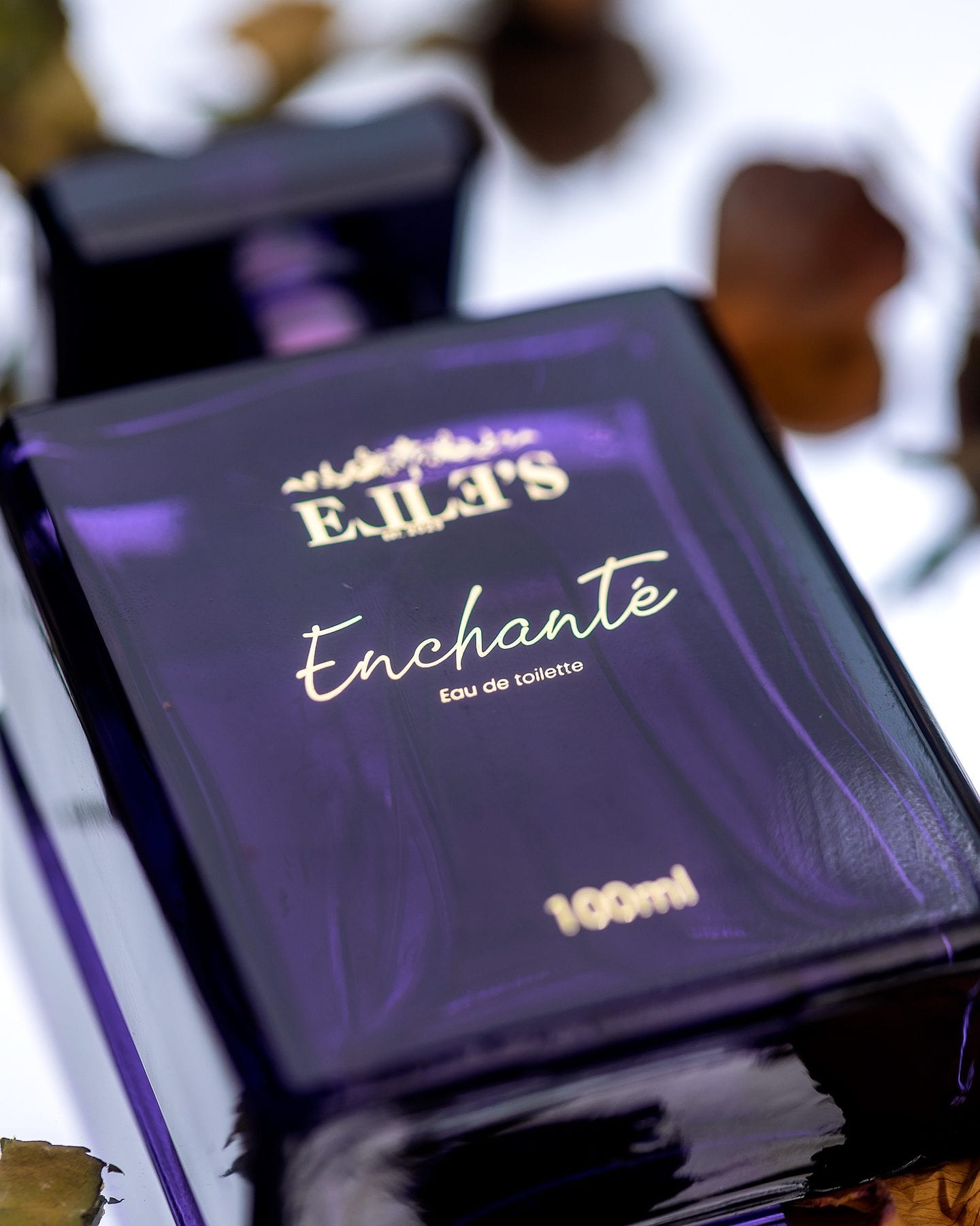 Macro detail of the Enchanté bottle